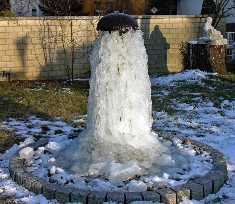 Springbrunnen mit gefrorenem Wasser